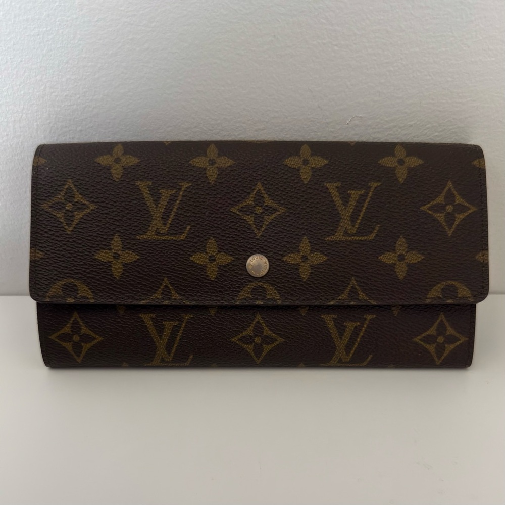 Authentic Louis Vuitton Brown Monogram Sarah Wallet 💗